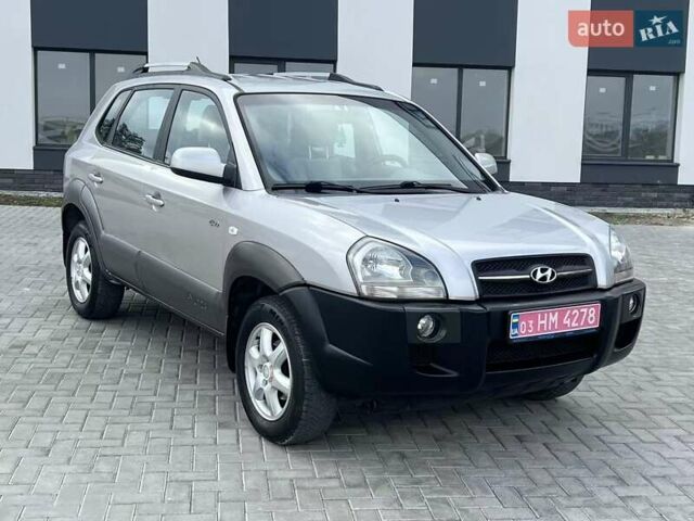 Серый Хендай Туксон, объемом двигателя 1.98 л и пробегом 243 тыс. км за 7100 $, фото 1 на Automoto.ua