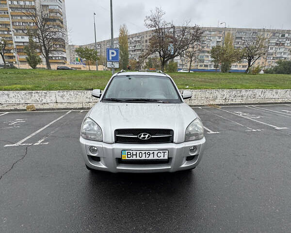 Серый Хендай Туксон, объемом двигателя 2 л и пробегом 163 тыс. км за 8350 $, фото 1 на Automoto.ua