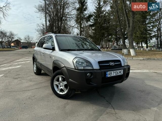 Серый Хендай Туксон, объемом двигателя 2 л и пробегом 220 тыс. км за 6999 $, фото 1 на Automoto.ua
