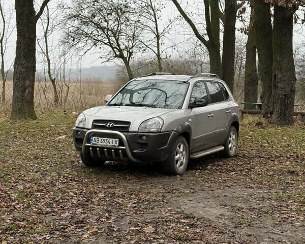 Серый Хендай Туксон, объемом двигателя 1.99 л и пробегом 215 тыс. км за 5980 $, фото 1 на Automoto.ua