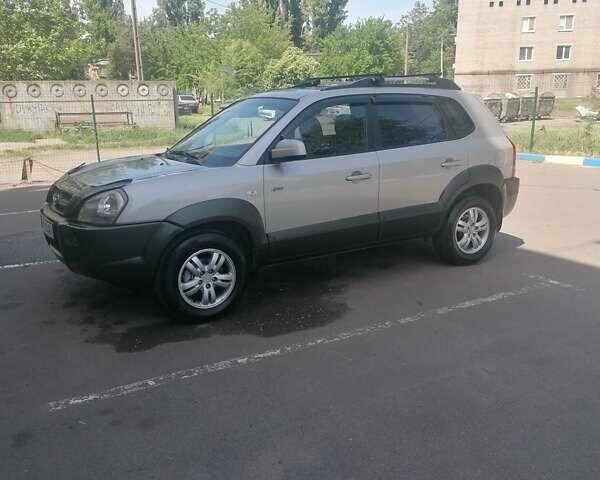 Серый Хендай Туксон, объемом двигателя 1.98 л и пробегом 196 тыс. км за 9000 $, фото 1 на Automoto.ua