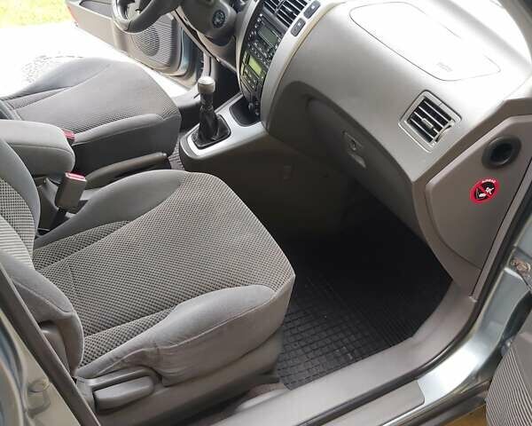 Сірий Хендай Туксон, об'ємом двигуна 1.99 л та пробігом 223 тис. км за 7500 $, фото 1 на Automoto.ua