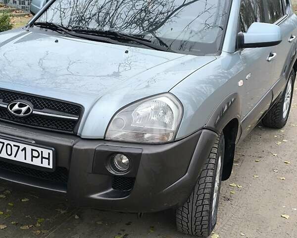 Серый Хендай Туксон, объемом двигателя 2 л и пробегом 177 тыс. км за 7700 $, фото 1 на Automoto.ua