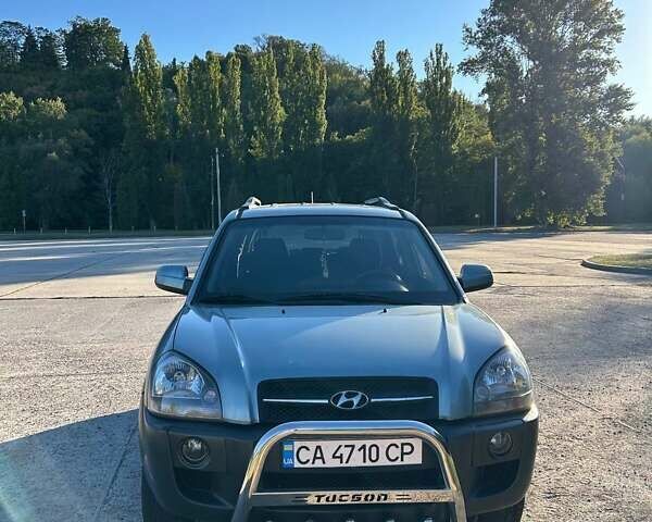 Сірий Хендай Туксон, об'ємом двигуна 2 л та пробігом 256 тис. км за 7500 $, фото 1 на Automoto.ua