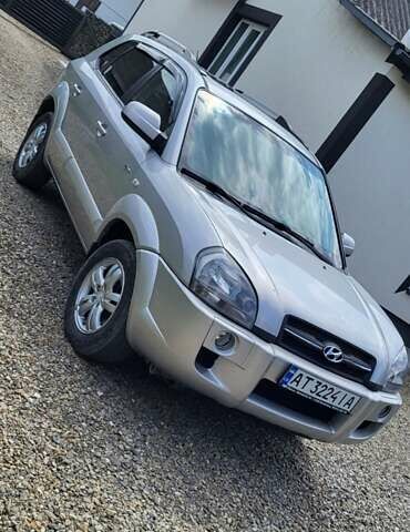 Серый Хендай Туксон, объемом двигателя 2 л и пробегом 260 тыс. км за 7000 $, фото 1 на Automoto.ua