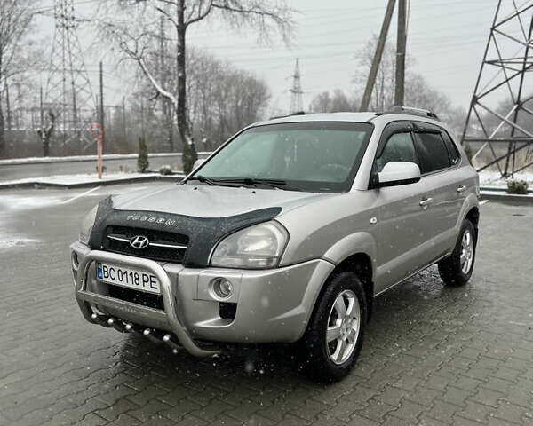 Сірий Хендай Туксон, об'ємом двигуна 1.99 л та пробігом 252 тис. км за 6700 $, фото 1 на Automoto.ua