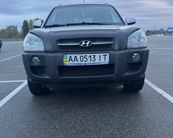 Сірий Хендай Туксон, об'ємом двигуна 1.98 л та пробігом 255 тис. км за 7000 $, фото 1 на Automoto.ua