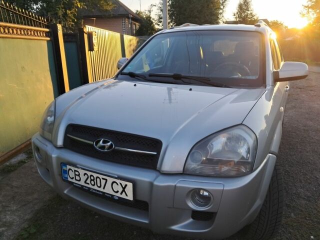 Серый Хендай Туксон, объемом двигателя 2 л и пробегом 267 тыс. км за 7300 $, фото 1 на Automoto.ua