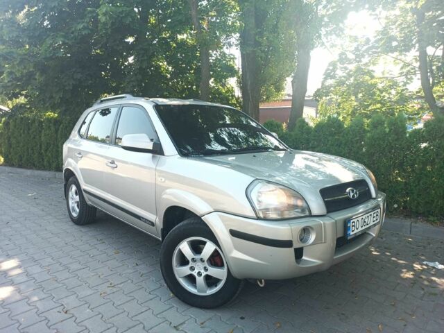 Серый Хендай Туксон, объемом двигателя 2 л и пробегом 240 тыс. км за 6900 $, фото 1 на Automoto.ua