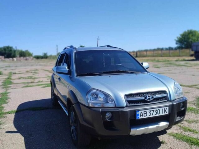 Серый Хендай Туксон, объемом двигателя 2 л и пробегом 250 тыс. км за 7500 $, фото 1 на Automoto.ua
