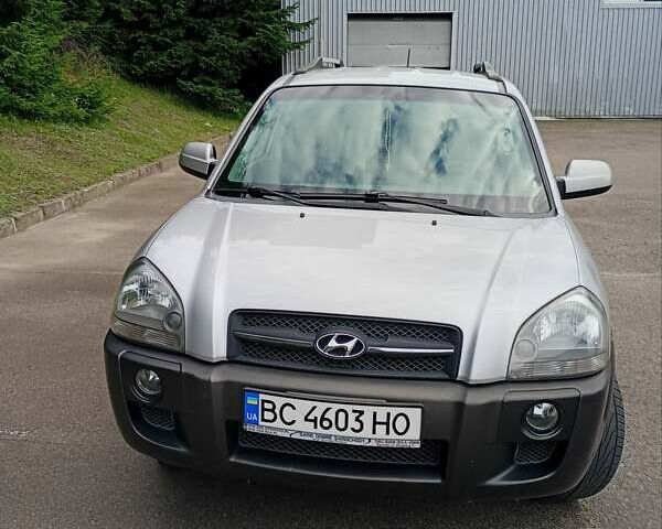 Сірий Хендай Туксон, об'ємом двигуна 1.99 л та пробігом 252 тис. км за 7000 $, фото 1 на Automoto.ua