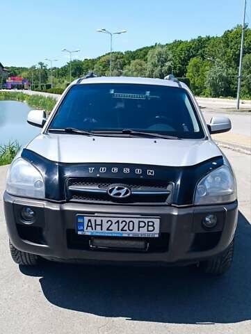 Серый Хендай Туксон, объемом двигателя 2 л и пробегом 258 тыс. км за 7500 $, фото 1 на Automoto.ua
