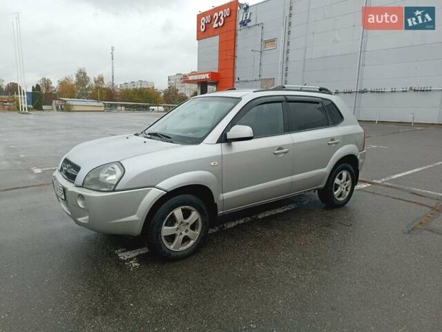 Серый Хендай Туксон, объемом двигателя 1.98 л и пробегом 250 тыс. км за 7300 $, фото 1 на Automoto.ua