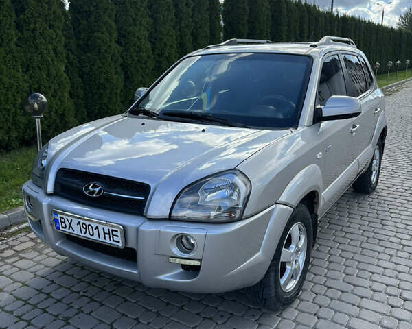 Сірий Хендай Туксон, об'ємом двигуна 1.99 л та пробігом 263 тис. км за 7600 $, фото 1 на Automoto.ua