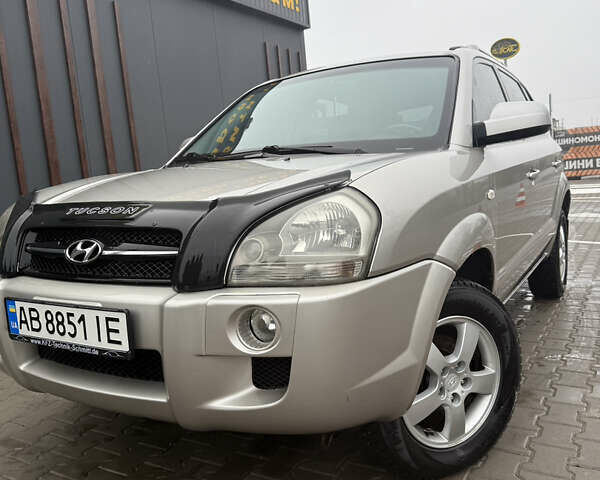 Серый Хендай Туксон, объемом двигателя 1.98 л и пробегом 193 тыс. км за 6500 $, фото 1 на Automoto.ua