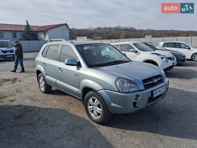 Серый Хендай Туксон, объемом двигателя 1.98 л и пробегом 235 тыс. км за 8200 $, фото 1 на Automoto.ua
