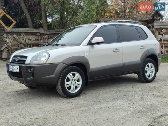 Серый Хендай Туксон, объемом двигателя 1.99 л и пробегом 210 тыс. км за 7900 $, фото 1 на Automoto.ua
