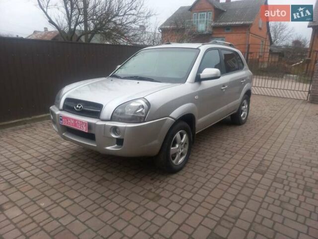 Серый Хендай Туксон, объемом двигателя 2 л и пробегом 226 тыс. км за 6200 $, фото 1 на Automoto.ua