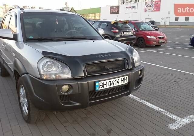 Серый Хендай Туксон, объемом двигателя 2 л и пробегом 207 тыс. км за 7500 $, фото 1 на Automoto.ua