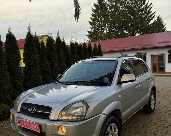 Сірий Хендай Туксон, об'ємом двигуна 2 л та пробігом 204 тис. км за 6800 $, фото 1 на Automoto.ua
