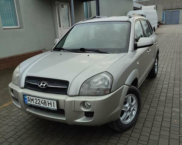 Серый Хендай Туксон, объемом двигателя 1.99 л и пробегом 178 тыс. км за 6700 $, фото 1 на Automoto.ua