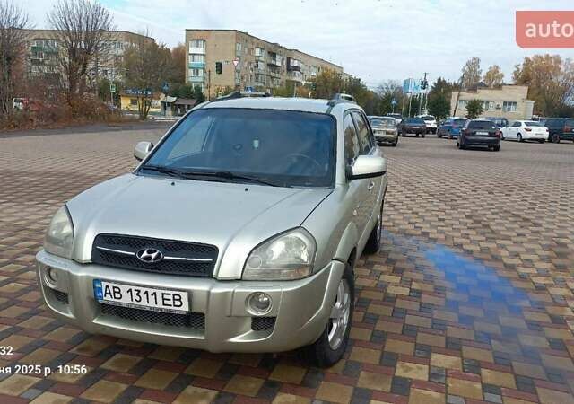 Серый Хендай Туксон, объемом двигателя 1.99 л и пробегом 303 тыс. км за 6500 $, фото 1 на Automoto.ua