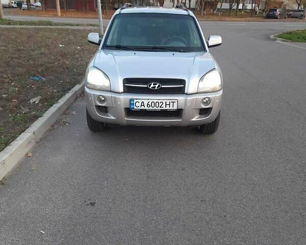 Серый Хендай Туксон, объемом двигателя 1.98 л и пробегом 164 тыс. км за 7300 $, фото 1 на Automoto.ua
