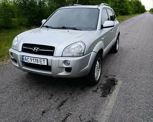 Серый Хендай Туксон, объемом двигателя 1.99 л и пробегом 222 тыс. км за 7800 $, фото 1 на Automoto.ua