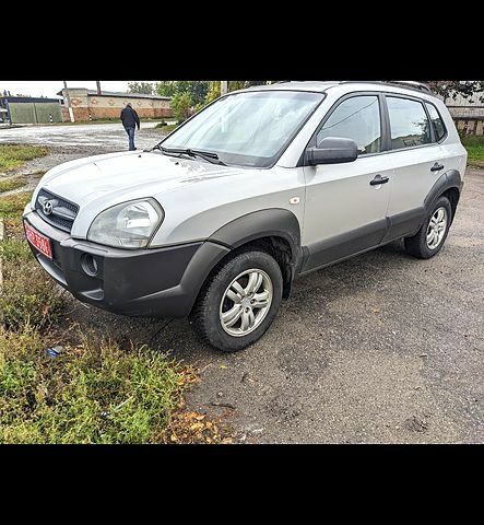 Серый Хендай Туксон, объемом двигателя 2 л и пробегом 167 тыс. км за 7000 $, фото 1 на Automoto.ua