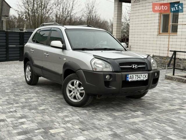 Серый Хендай Туксон, объемом двигателя 1.98 л и пробегом 252 тыс. км за 6950 $, фото 1 на Automoto.ua