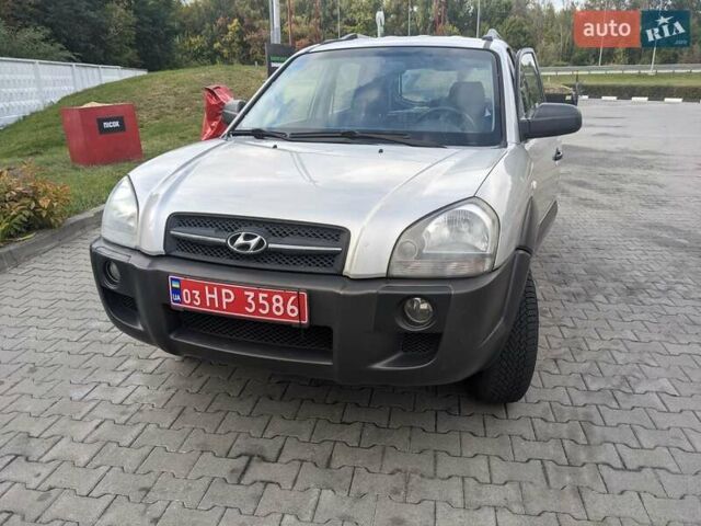 Серый Хендай Туксон, объемом двигателя 1.98 л и пробегом 168 тыс. км за 7500 $, фото 1 на Automoto.ua