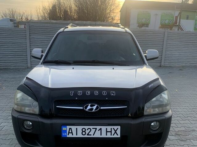 Серый Хендай Туксон, объемом двигателя 2 л и пробегом 215 тыс. км за 7500 $, фото 1 на Automoto.ua