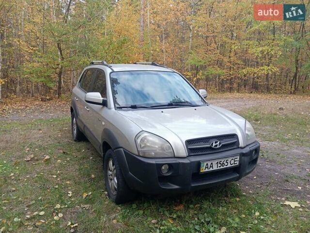 Серый Хендай Туксон, объемом двигателя 1.98 л и пробегом 312 тыс. км за 6000 $, фото 1 на Automoto.ua