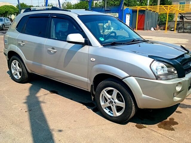 Сірий Хендай Туксон, об'ємом двигуна 2 л та пробігом 250 тис. км за 7900 $, фото 1 на Automoto.ua