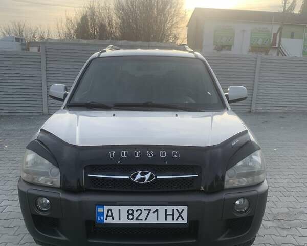 Серый Хендай Туксон, объемом двигателя 1.98 л и пробегом 215 тыс. км за 7500 $, фото 1 на Automoto.ua