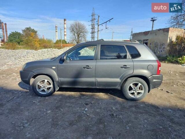 Хендай Туксон 2006 в Львове на Automoto.ua Серый Хендай Туксон, объемом двигателя 2 л и пробегом 315 тыс. км за 6800 $, фото 1 на Automoto.ua