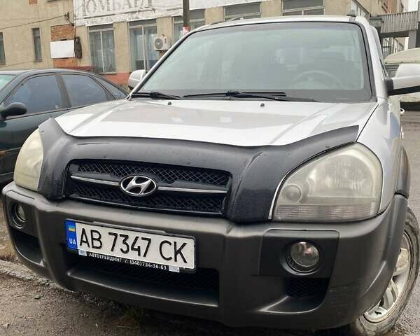 Серый Хендай Туксон, объемом двигателя 1.98 л и пробегом 252 тыс. км за 6199 $, фото 1 на Automoto.ua