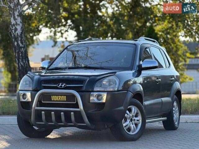 Серый Хендай Туксон, объемом двигателя 1.98 л и пробегом 282 тыс. км за 8350 $, фото 1 на Automoto.ua