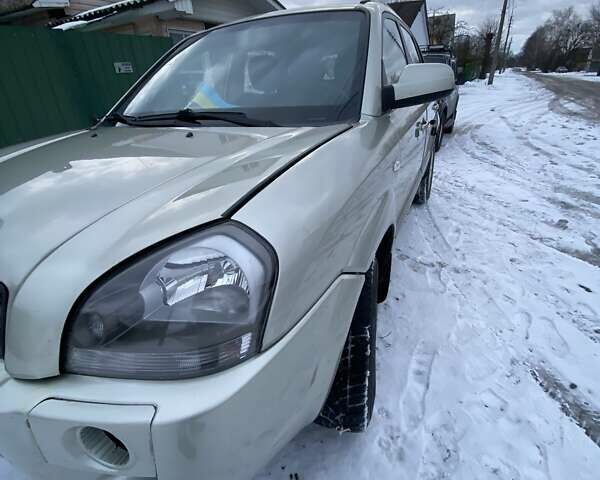 Серый Хендай Туксон, объемом двигателя 2 л и пробегом 213 тыс. км за 7999 $, фото 1 на Automoto.ua