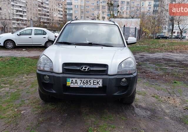 Серый Хендай Туксон, объемом двигателя 1.9 л и пробегом 135 тыс. км за 7800 $, фото 1 на Automoto.ua