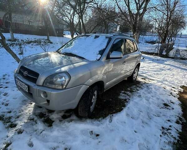 Серый Хендай Туксон, объемом двигателя 2 л и пробегом 286 тыс. км за 7800 $, фото 1 на Automoto.ua