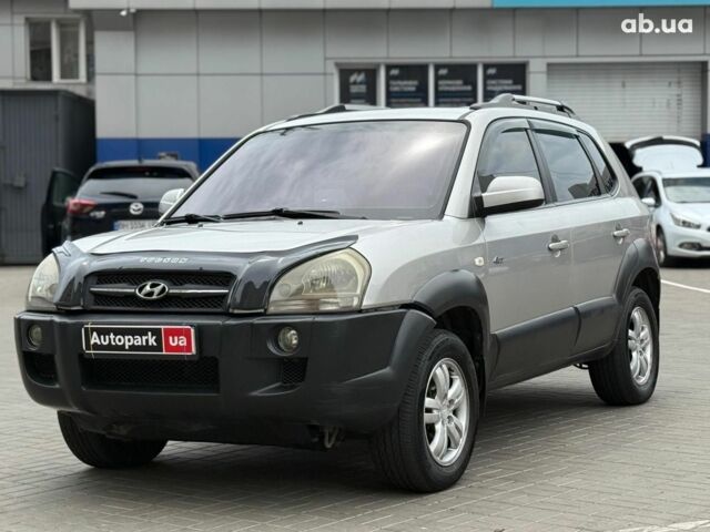 Серый Хендай Туксон, объемом двигателя 2 л и пробегом 214 тыс. км за 7990 $, фото 1 на Automoto.ua