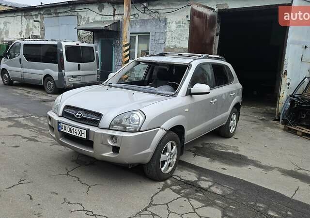 Серый Хендай Туксон, объемом двигателя 2 л и пробегом 330 тыс. км за 4000 $, фото 1 на Automoto.ua