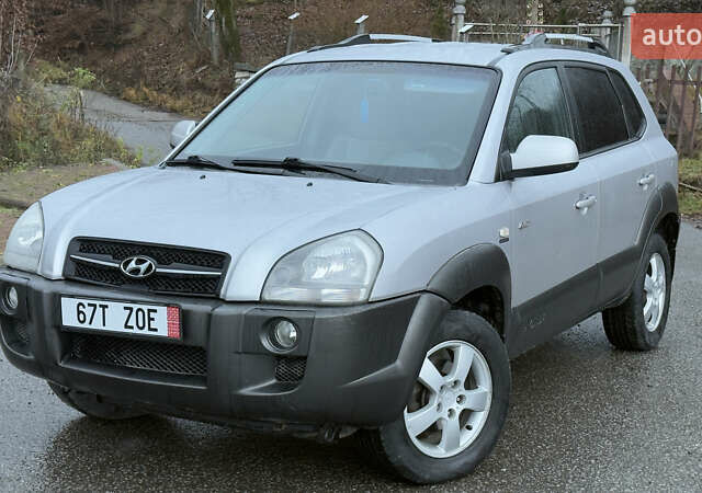 Серый Хендай Туксон, объемом двигателя 2 л и пробегом 222 тыс. км за 7950 $, фото 1 на Automoto.ua