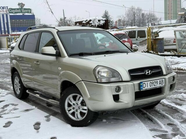 Серый Хендай Туксон, объемом двигателя 2 л и пробегом 257 тыс. км за 6500 $, фото 1 на Automoto.ua