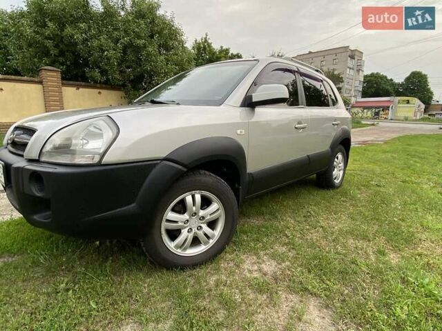 Сірий Хендай Туксон, об'ємом двигуна 2.7 л та пробігом 303 тис. км за 7399 $, фото 1 на Automoto.ua
