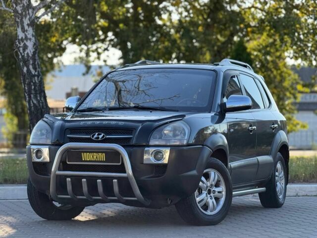 Серый Хендай Туксон, объемом двигателя 2 л и пробегом 282 тыс. км за 7950 $, фото 1 на Automoto.ua
