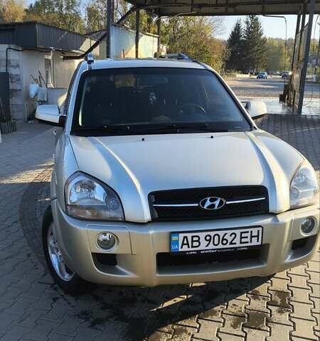 Серый Хендай Туксон, объемом двигателя 1.98 л и пробегом 193 тыс. км за 8400 $, фото 1 на Automoto.ua