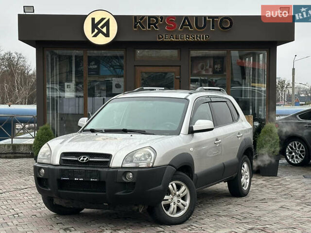 Серый Хендай Туксон, объемом двигателя 2 л и пробегом 232 тыс. км за 7200 $, фото 1 на Automoto.ua