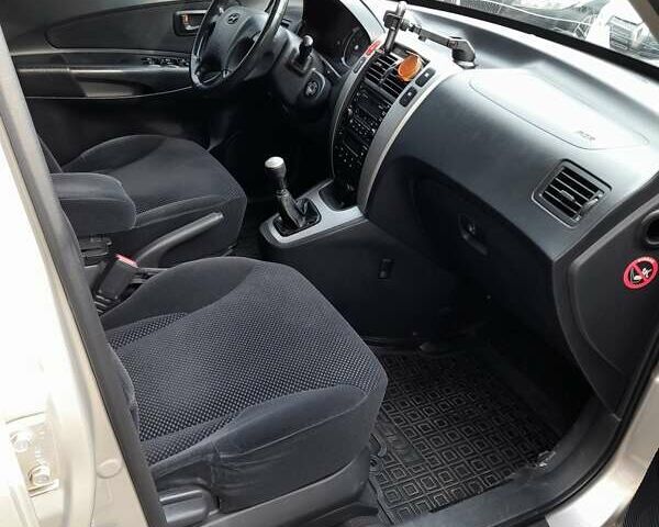 Сірий Хендай Туксон, об'ємом двигуна 2 л та пробігом 182 тис. км за 8800 $, фото 1 на Automoto.ua